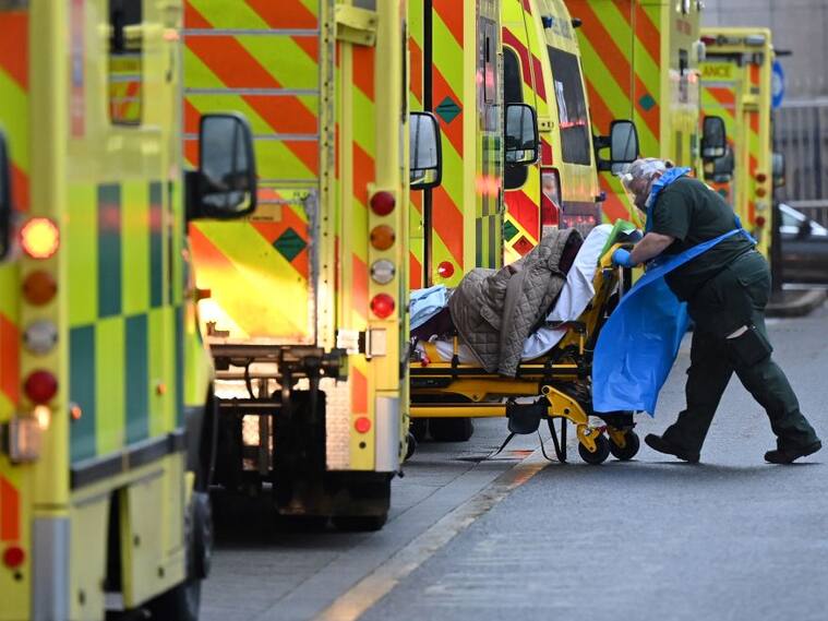 Paciente llega en ambulancia a un hospital en Londres