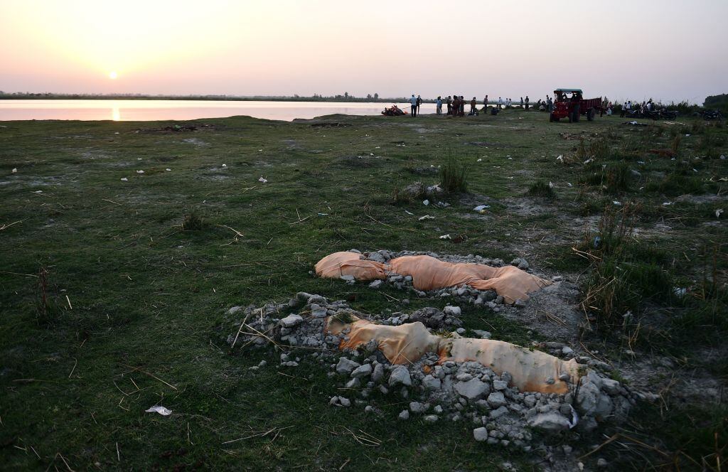 Víctimas del Covid-19 son enterradas a orillas del río Ganges en India