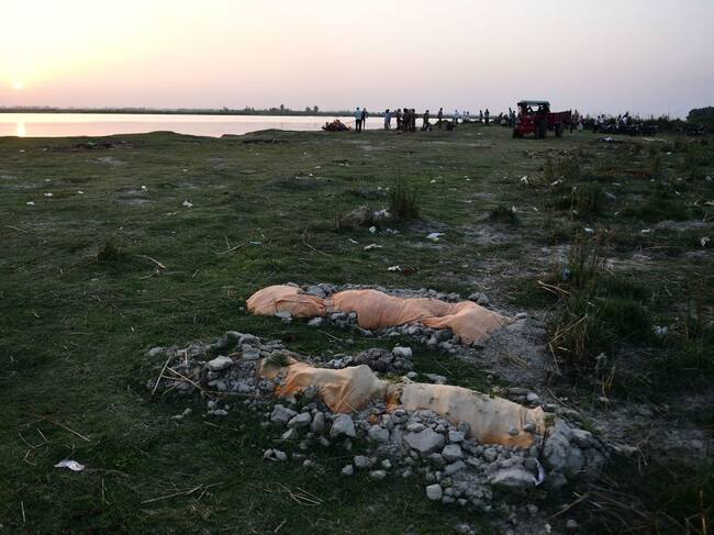 Víctimas del Covid-19 son enterradas a orillas del río Ganges en India