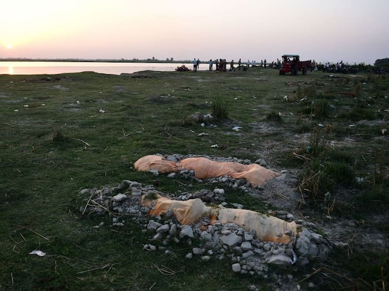 Víctimas del Covid-19 son enterradas a orillas del río Ganges en India