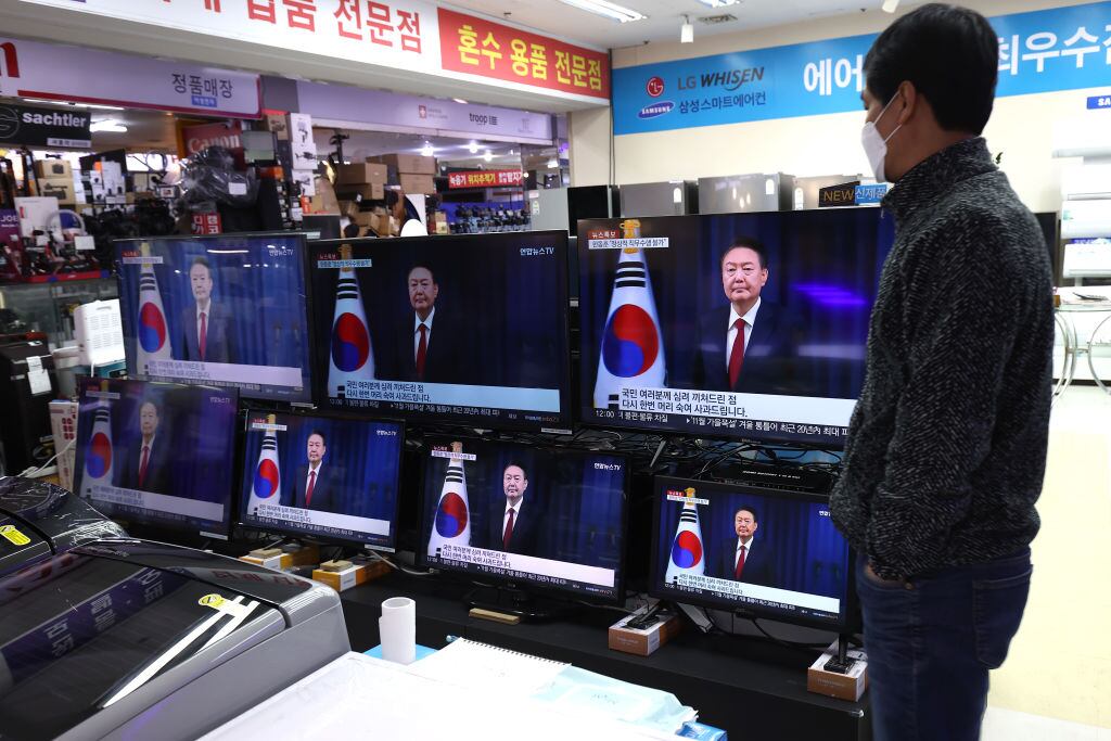 Televisores en una tienda en la ciudad de Seúl muestran noticias vinculadas al caso del presidente destituido Yoon Suk Yeol en Corea del Sur