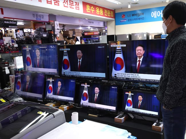 Televisores en una tienda en la ciudad de Seúl muestran noticias vinculadas al caso del presidente destituido Yoon Suk Yeol en Corea del Sur