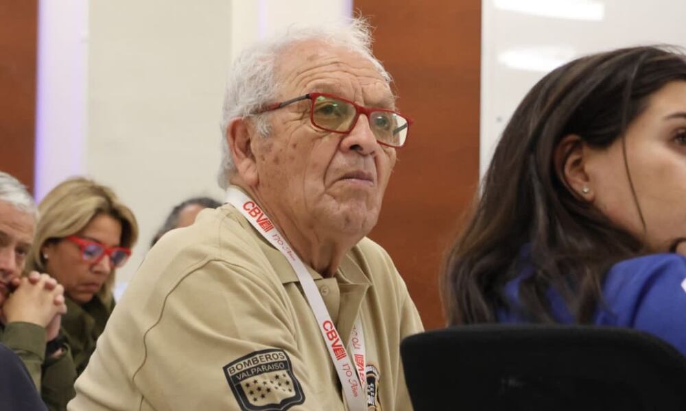 X @agenciaunochile | El superintendente Bomberos de Valparaíso, Juan Paredes