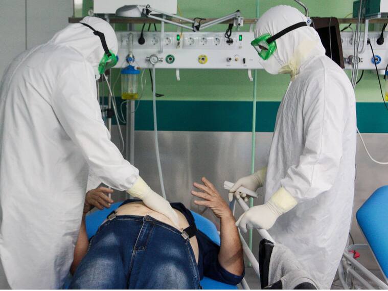 Médicos atienden a un paciente Covid-19 en el Hospital de Volzhsky