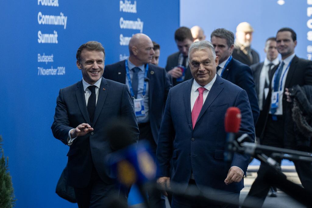 En la ciudad de Budapest el primer ministro de Hungría, Viktor Orban, recibe al presidente de Francia, Emmanuel Macron en la cita de la EPC