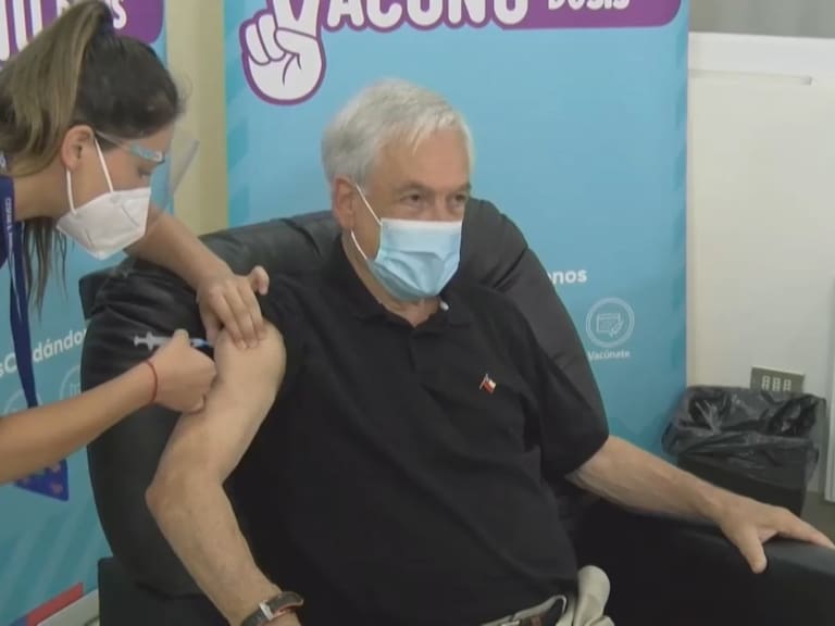 Presidente Sebastián Piñera recibió la cuarta dosis de la vacuna contra el covid-19 y dio el vamos al proceso de inoculación para mayores de 55 años
