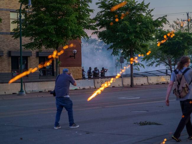 La policía reprime las protestas en Minneapolis