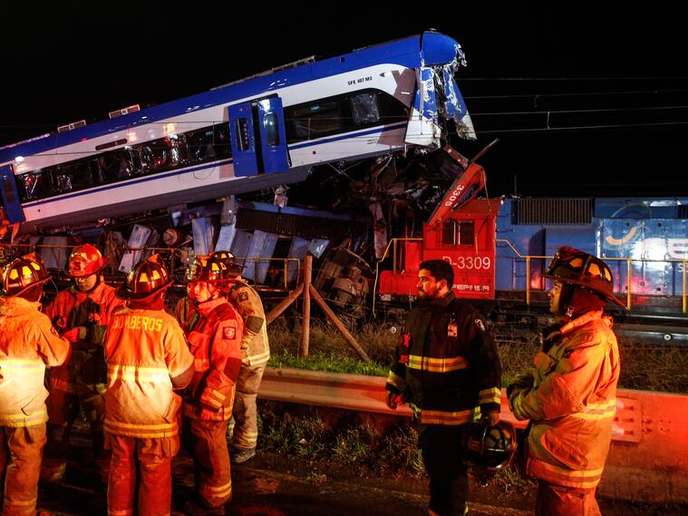 20 DE JUNIO DE 2024 / SANTIAGO
Accidente Ferroviario, tren de pasajeros choca a tren de Carga en sector de Lo Herrera en San Bernardo quedando el tren de pasajeros sobre la locomotora
FOTO: DIEGO MARTIN /AGENCIAUNO