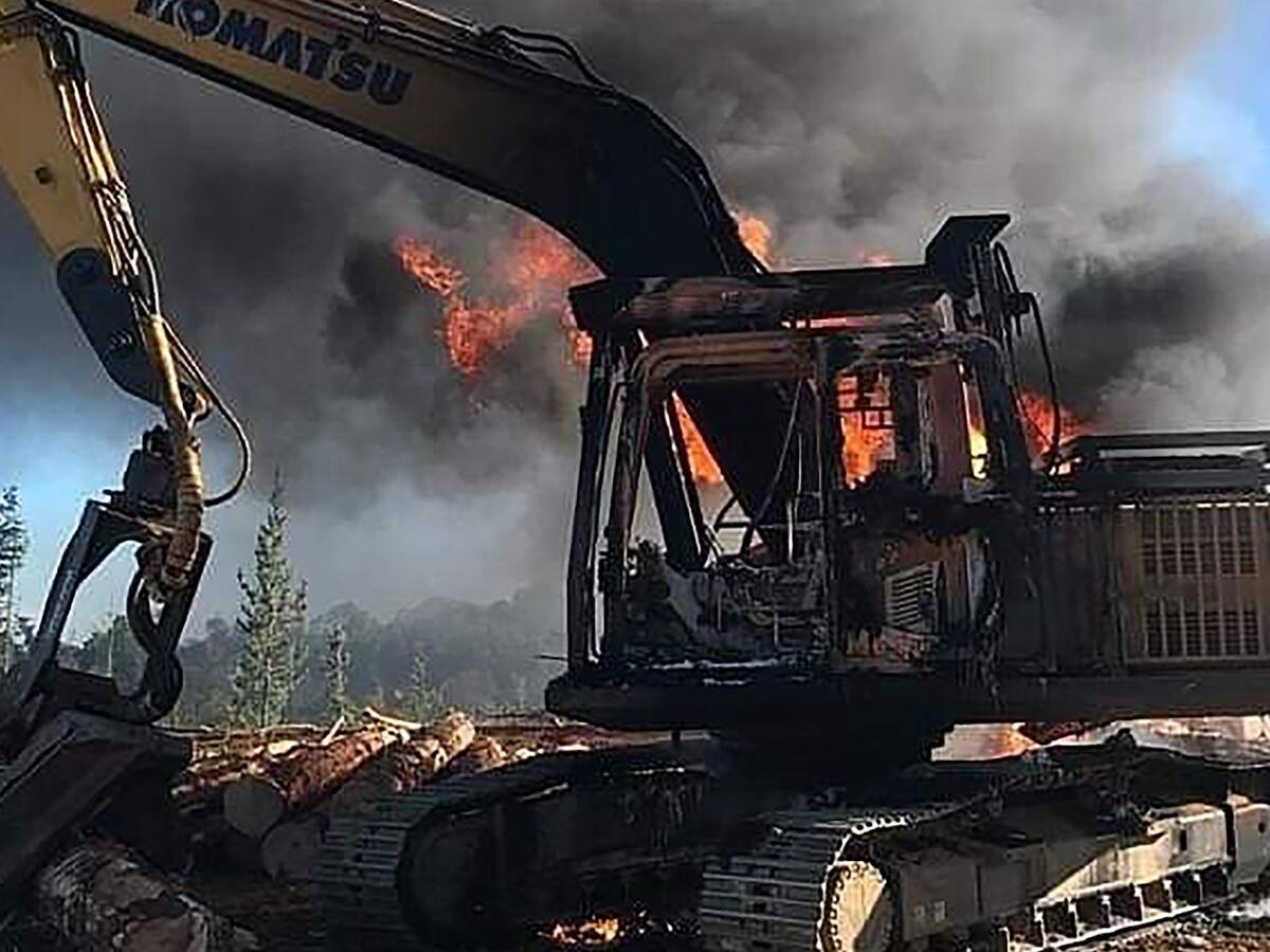 Cuatro vehículos fueron quemados en predio de Lumaco: trabajadores fueron amenazados con balazos