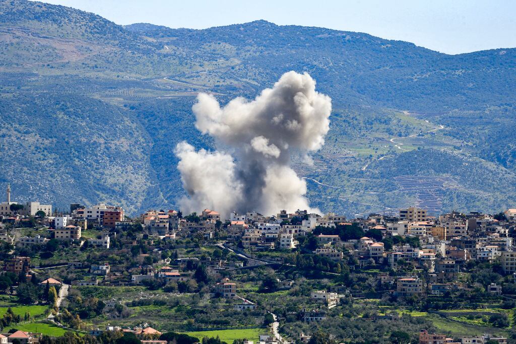 El humo se levanta sobre una localidad de Líbano, luego que Israel bombardeara una zona cercana a la frontera.