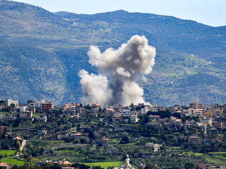 El humo se levanta sobre una localidad de Líbano, luego que Israel bombardeara una zona cercana a la frontera.