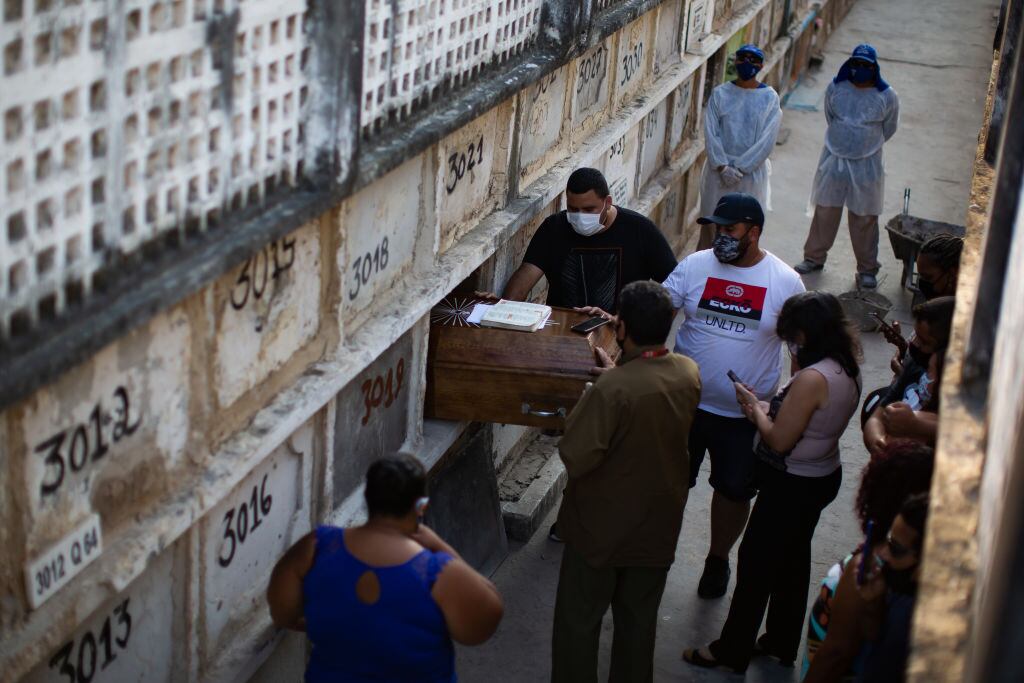 Funeral de una víctima del Covid-19 en un cementerio de Río de Janeiro