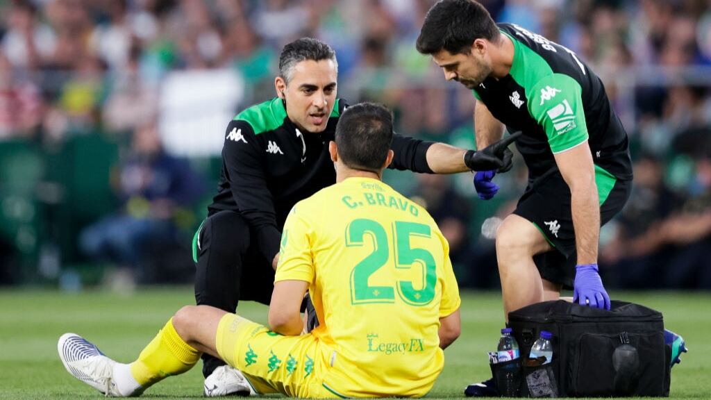 Manuel Pellegrini aclara estado de salud de Claudio Bravo: "Su lesión muscular no es grave"