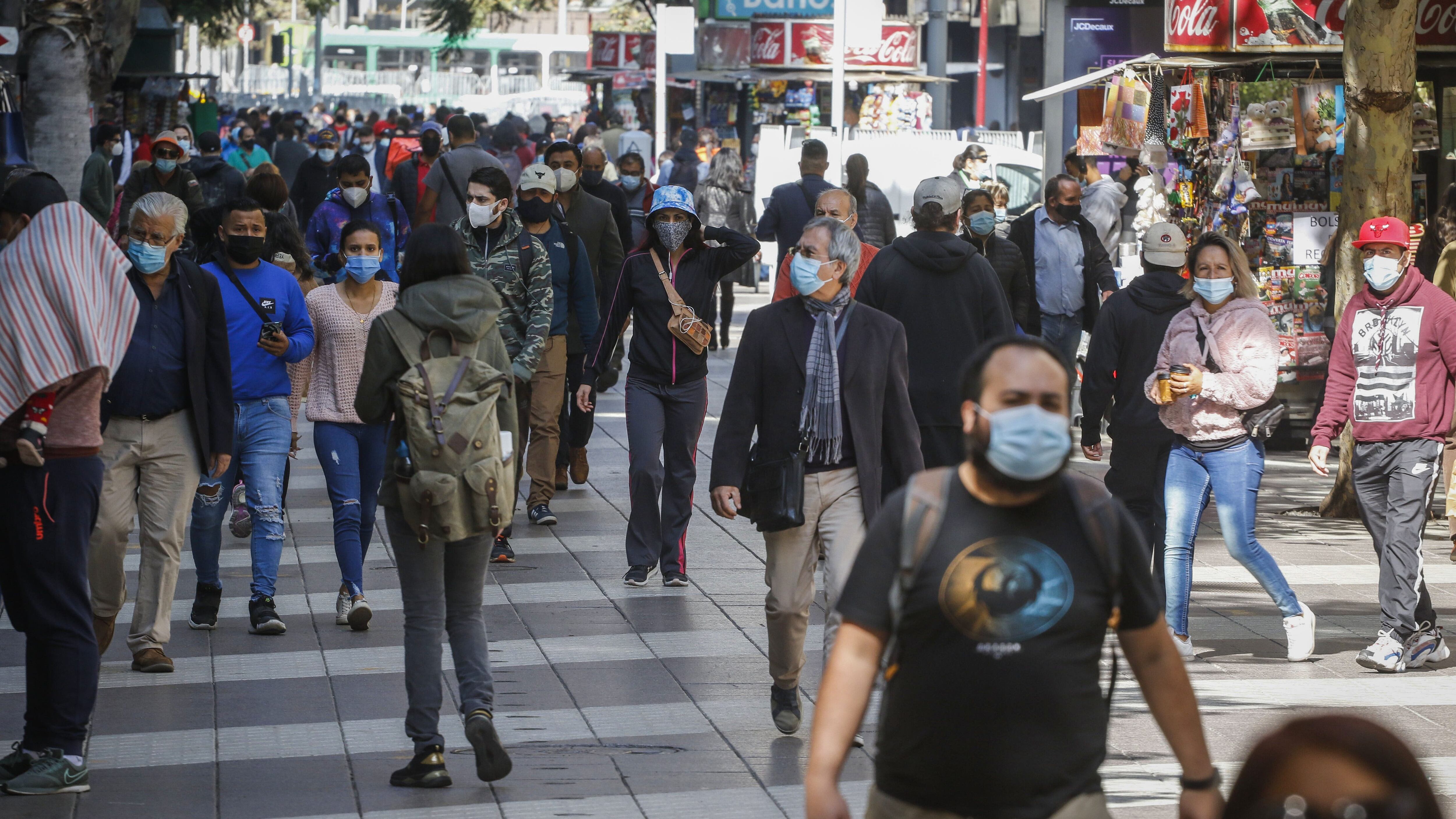 3 de mayo del 2021/SANTIAGOA pesar de la cuarentena que vive la comuna de Santiago, cientos de transeúntes, circulan pr el principal paseo peatonal de la Región Metropolitana, el paseo Ahumada.
FOTO: SEBASTIAN BELTRAN GAETE/AGENCIAUNO