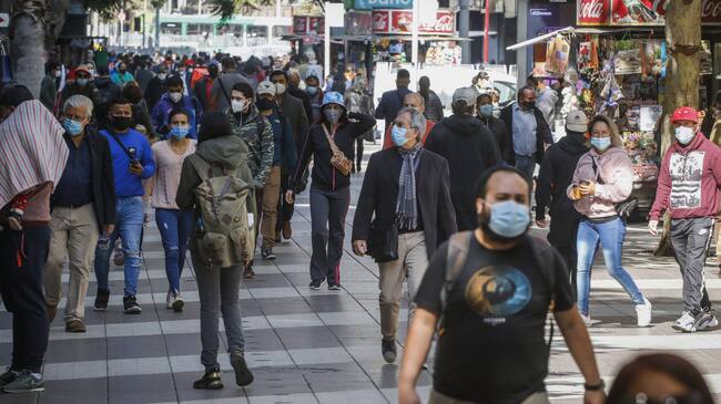 3 de mayo del 2021/SANTIAGOA pesar de la cuarentena que vive la comuna de Santiago, cientos de transeúntes, circulan pr el principal paseo peatonal de la Región Metropolitana, el paseo Ahumada.
FOTO: SEBASTIAN BELTRAN GAETE/AGENCIAUNO