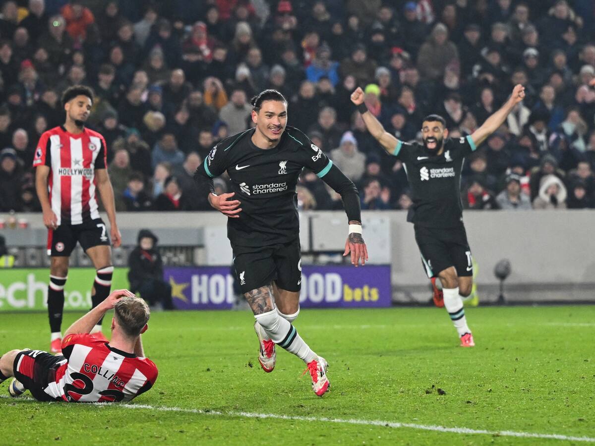 Liverpool logra agónica victoria ante Brentford y sigue firme en la cima de la Premier League
