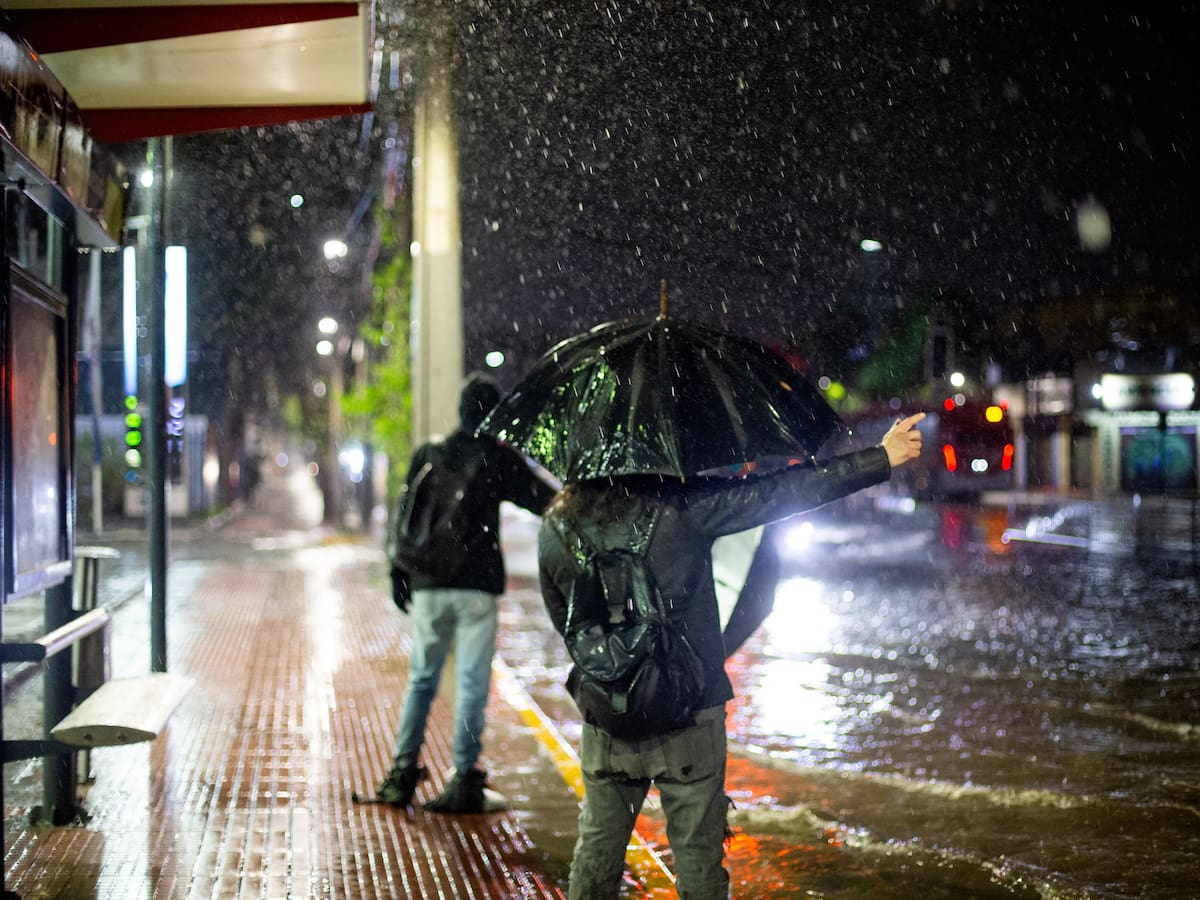 Delegado Codina advierte sobre el “pulso más fuerte” de precipitaciones en la RM y descarta suspensión general de clases