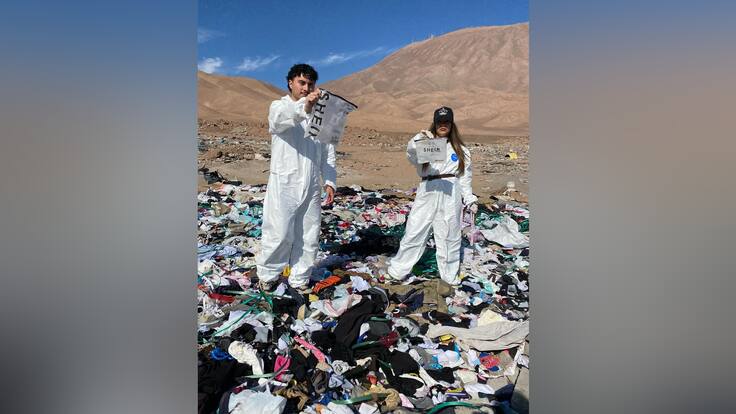 “Atacama RE-commerce”: Campaña transforma vertedero textil del desierto de Atacama en tienda online gratuita con ropa “rescatada”