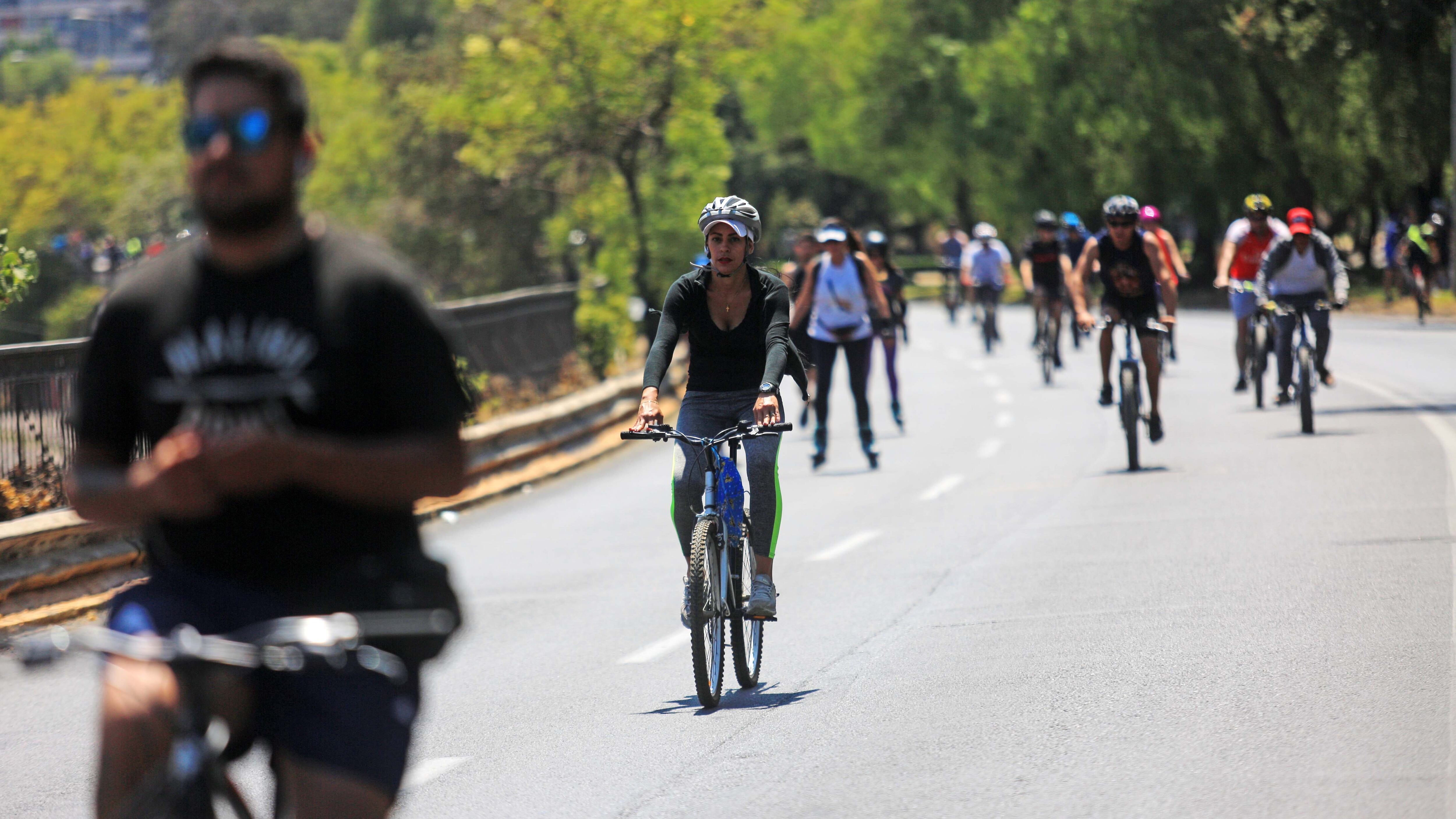 26 de Enero del 2020/SANTIAGO
Ciclistas circulan por la calle, donde CicloRecreoVia volvi a operar desde Pio Nono hacia el oriente, lo que implico que la Costanera Andrs Bello permanecer cerrada al trnsito vehicular hasta las 14 horas.
FOTO: Jose Francisco Zuiga/AGENCIAUNO
