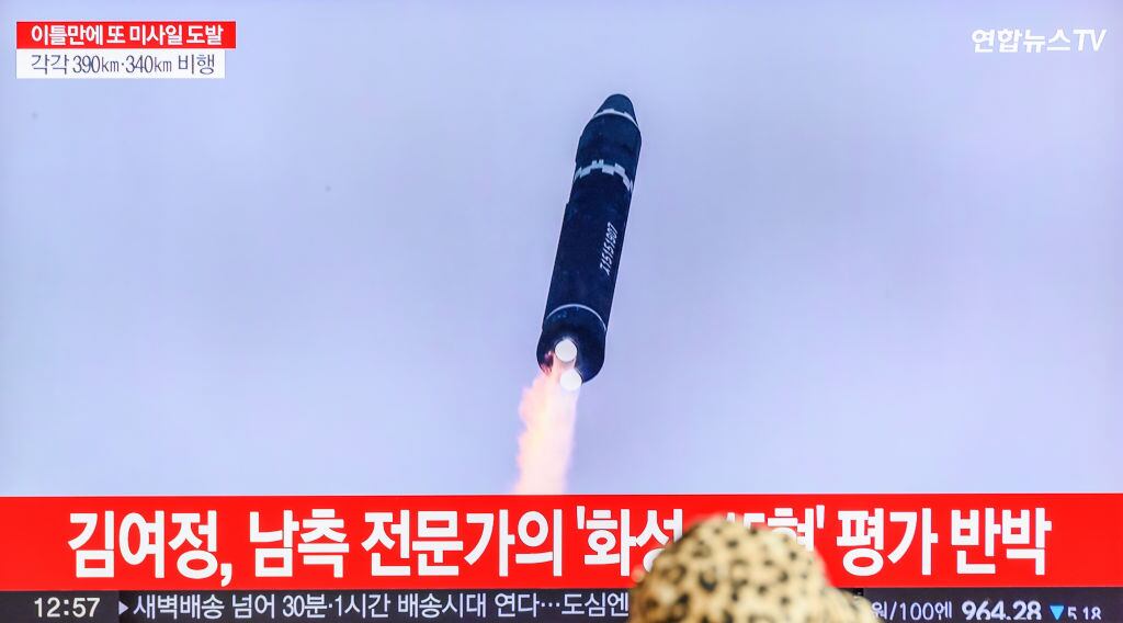 La televisión de Corea del Sur muestra los lanzamientos de misiles de Corea del Norte