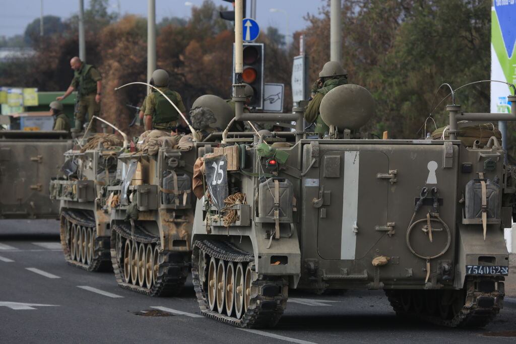 Tanques de Israel avanzan hacia la Franja de Gaza para un ataque terrestre