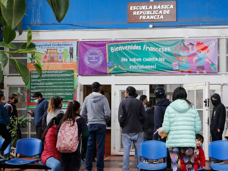 Por segundo día consecutivo: escuela de Quintero suspende clases por intoxicación de estudiantes