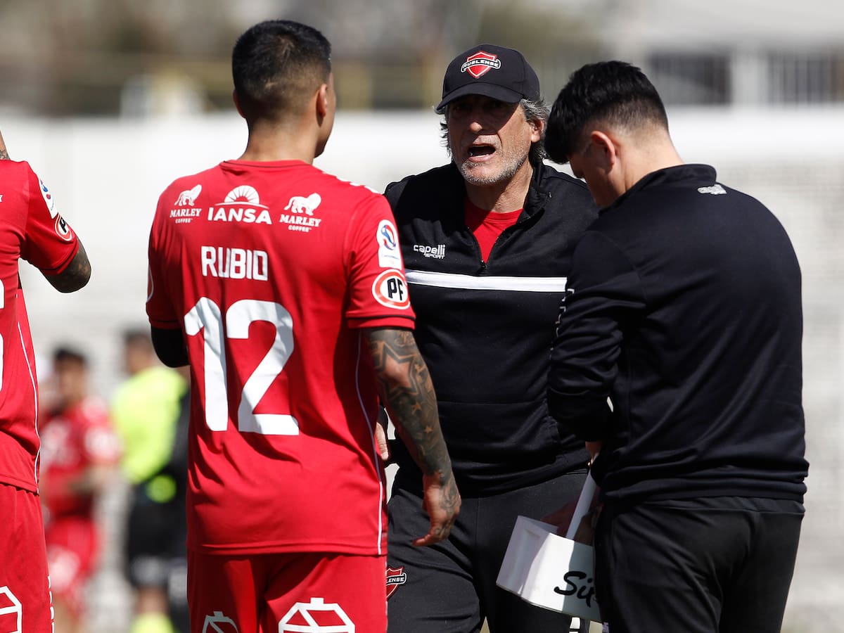 “Esperamos sacar provecho de esa situación”: Mario Salas destaca las bajas de la U de cara a su visita a Ñublense