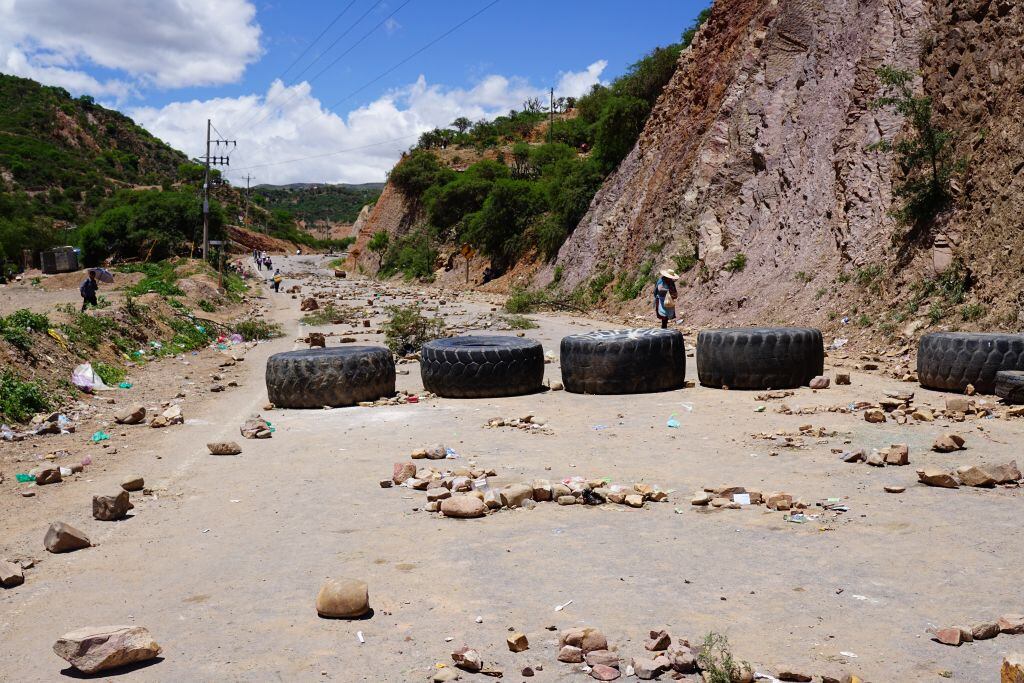 Las agrupaciones que respaldan al expresidente Evo Morales mantienen los cortes de ruta entre La Paz y Cochabamba en Bolivia.
