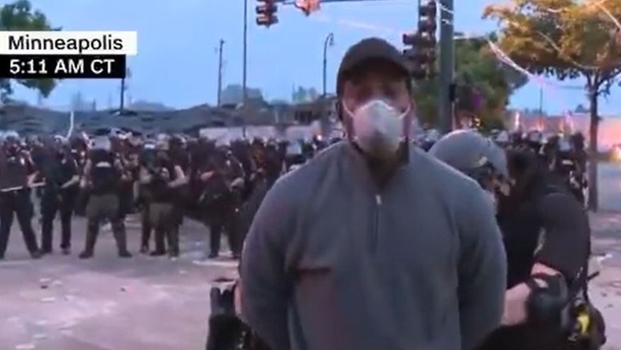 Periodista Omar Jimenez detenido en vivo en Minneapolis