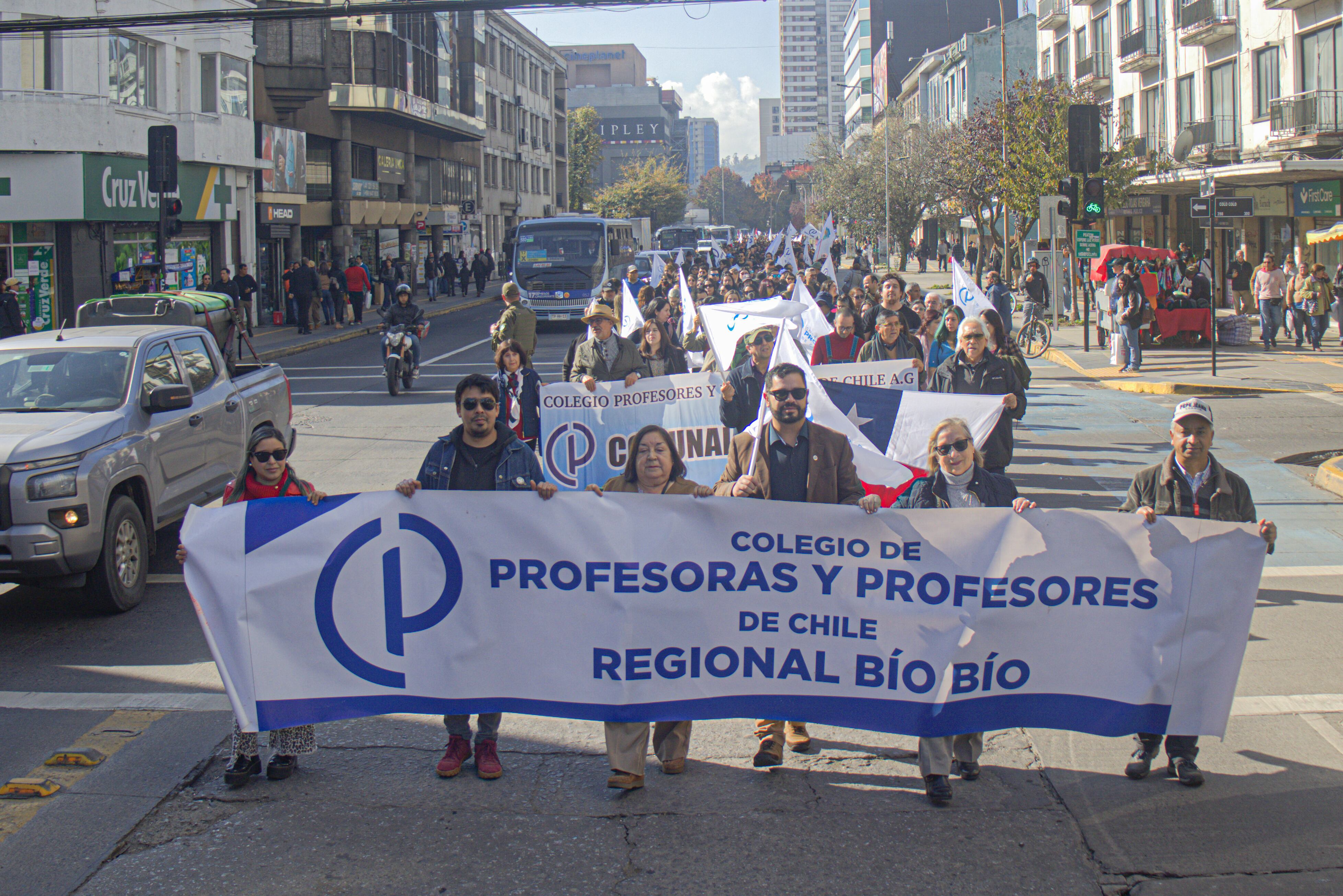 15 DE MAYO DE 2025/CONCEPCION Profesores marchan por fondo de Incentivos al retiro (FIR) exigen el pago inmediato y permanente del FIR, la demora han generado incluso que profesores fallezcan sin percibir este derecho, también reclaman el pago de menciones a educadoras de párvulos y proferosres diferenciales, en marco de una nuevo paro de ProfesoresFOTO: RODRIGO FUICA/UNO NOTICIAS