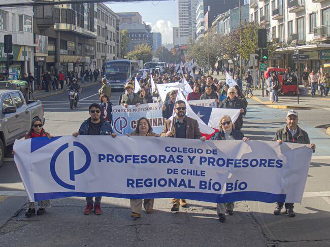 15 DE MAYO DE 2025/CONCEPCION
Profesores marchan por fondo de Incentivos al retiro (FIR) exigen el pago inmediato y permanente del FIR, la demora han generado incluso que profesores fallezcan sin percibir este derecho, también reclaman el pago de menciones a educadoras de párvulos y proferosres diferenciales, en marco de una nuevo paro de Profesores
FOTO: RODRIGO FUICA/UNO NOTICIAS