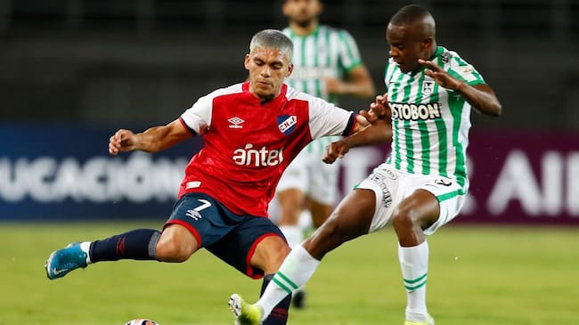 PEREIRA, COLOMBIA - MAY 12: Brian Ocampo of Nacional competes for the ball with Yerson Candelo of Atletico Nacional during a match between Atletico Nacional and Nacional as part of group F of Copa CONMEBOL Libertadores 2021 at Estadio Hernán Ramírez Villegas on May 12, 2021 in Pereira, Colombia. (Photo by Carlos Ortega - Pool/Getty Images)