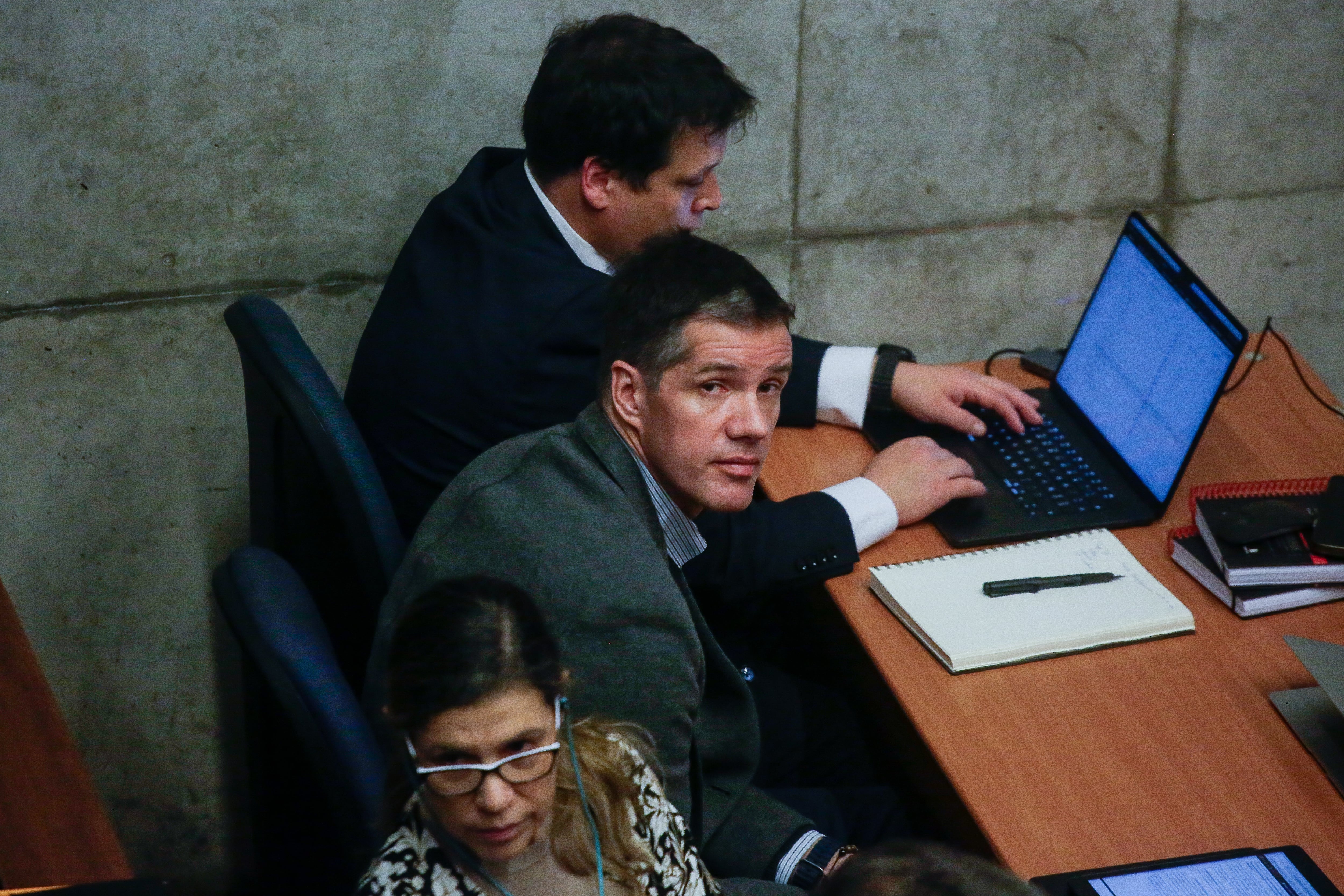 30 de julio de 2026/SANTIAGO
El ex presidente de azul azul, Michael Clark, es visto durante la audiencia de formalización por el caso Sartor, en el cuarto juzgado de garantía de Santiago.
FOTO: HANS SCOTT/AGENCIAUNO