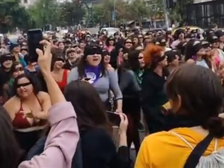 La performance que se tomó la movilización durante el día contra la violencia a la mujer