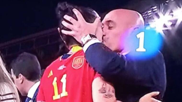 Presidente de la Federación Española besó en la boca a jugadora tras ganar el Mundial Femenino