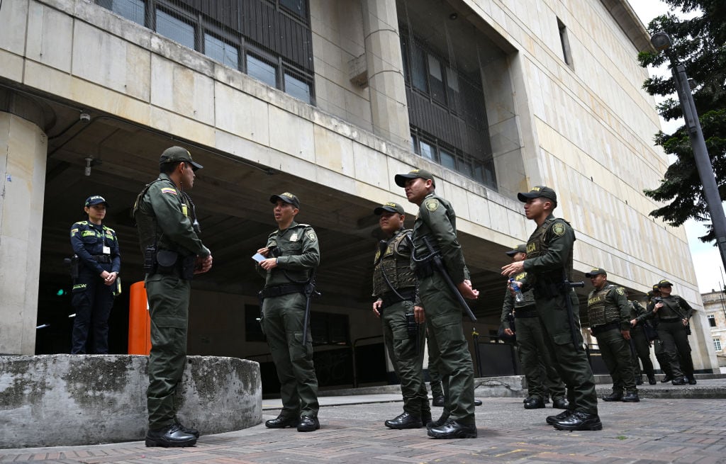 Un grupo de policías custodian los accesos a la sede del Palacio de Justicia de Colombia en la ciudad de Bogotá.