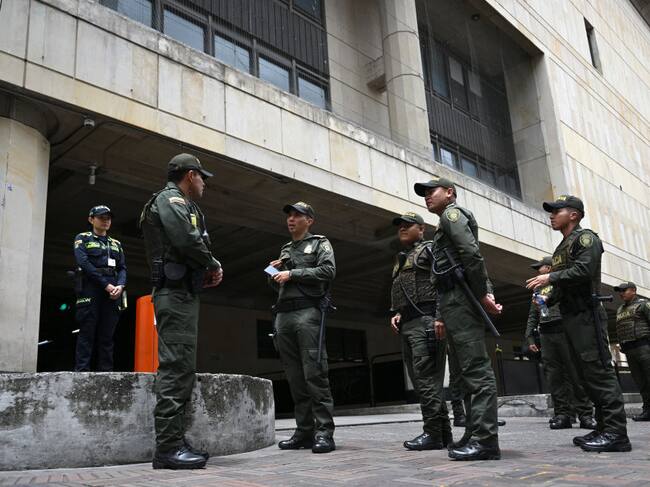 Un grupo de policías custodian los accesos a la sede del Palacio de Justicia de Colombia en la ciudad de Bogotá.