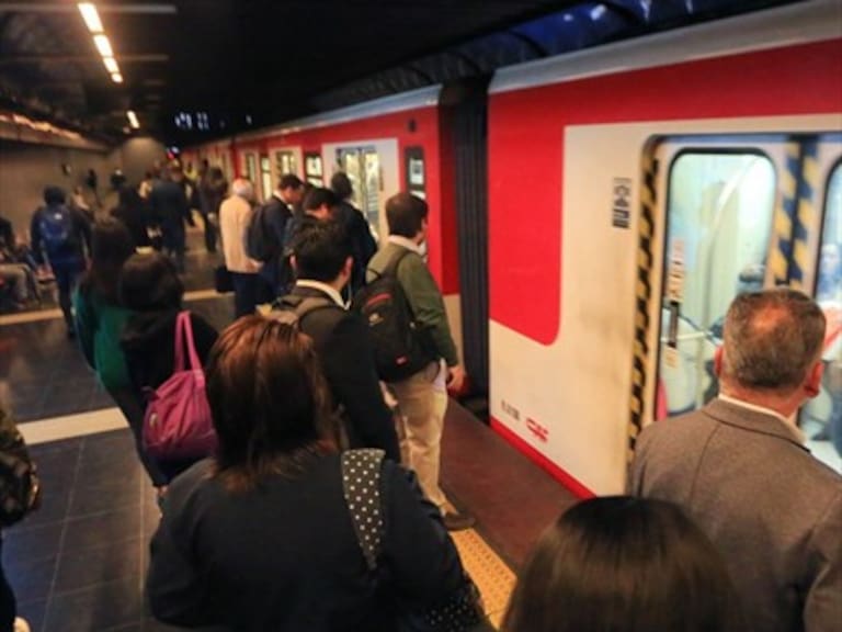 Metro de Santiago cerró de manera temporal estaciones República, ULA y Quinta Normal