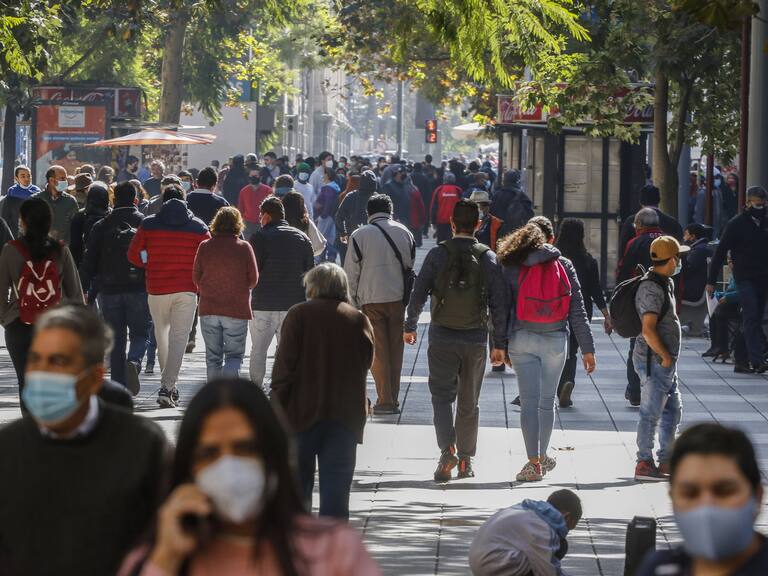3 de mayo del 2021/SANTIAGOA pesar de la cuarentena que vive la comuna de Santiago, cientos de transeúntes, circulan pr el principal paseo peatonal de la Región Metropolitana, el paseo Ahumada.
FOTO: SEBASTIAN BELTRAN GAETE/AGENCIAUNO