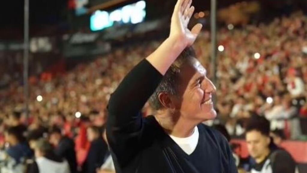 Eduardo Berizzo es idolatrado durante la despedida de Maxi Rodríguez