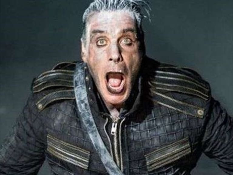 Vocalista de Rammstein genera debate al llegar al lanzamiento de un libro con una esclava sexual