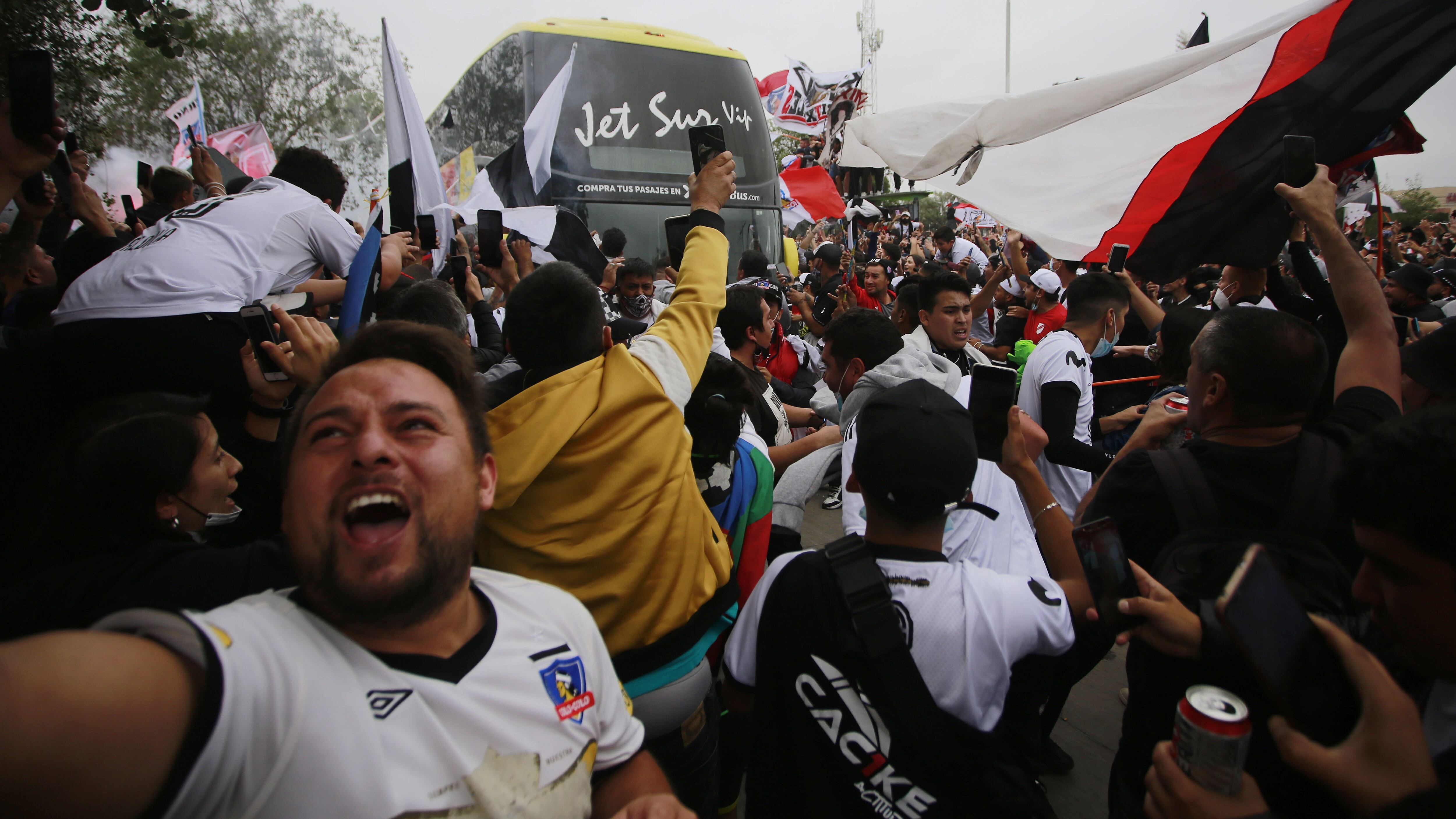 16 de febrero del 2021/SantiagoHinchas de Colo Colo llegaron hasta el Estadio Monumental para realizar un arengazo antes del viaje del plantel a Talca
FOTO: KARIN POZO/AGENCIAUNO