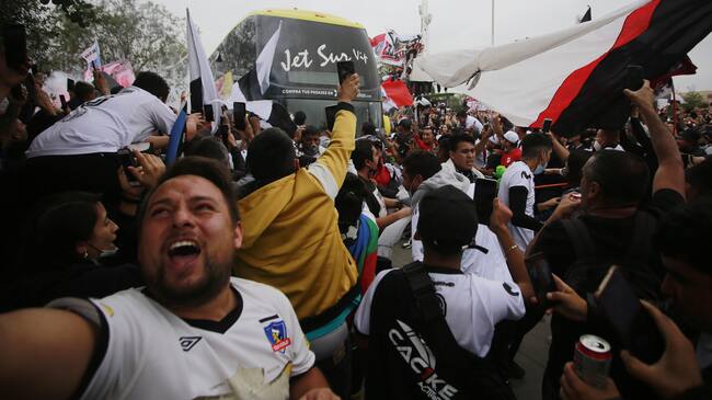 16 de febrero del 2021/SantiagoHinchas de Colo Colo llegaron hasta el Estadio Monumental para realizar un arengazo antes del viaje del plantel a Talca
FOTO: KARIN POZO/AGENCIAUNO