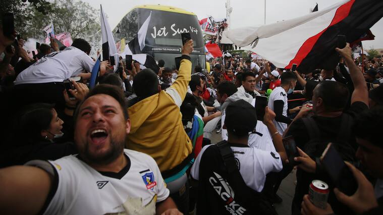 16 de febrero del 2021/SantiagoHinchas de Colo Colo llegaron hasta el Estadio Monumental para realizar un arengazo antes del viaje del plantel a Talca
FOTO: KARIN POZO/AGENCIAUNO