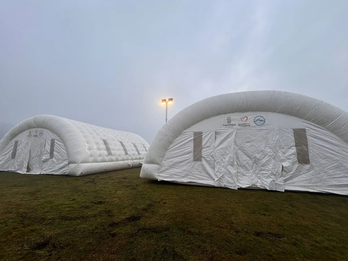 Calefacción y conexión satelital: así es la “aldea de emergencía” levantada en Coyhaique ante pronóstico de frío extremo