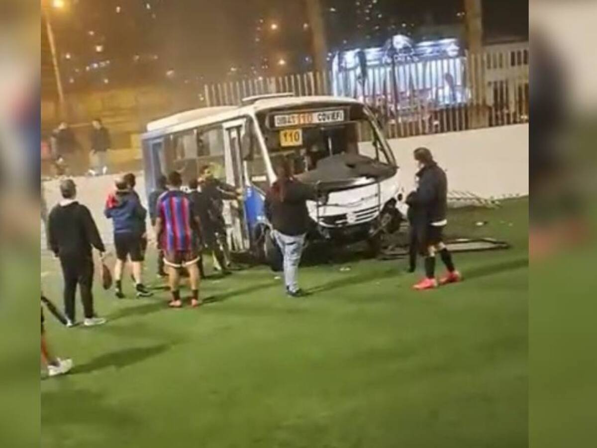 Antofagasta: bus del transporte público termina al interior de cancha de fútbol tras protagonizar accidente