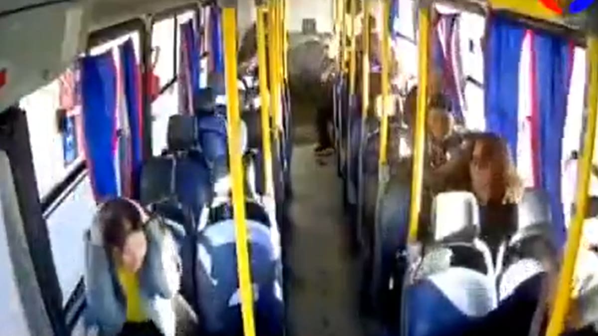 Video registró violento choque de micro en Antofagasta: los pasajeros saltaron de sus asientos