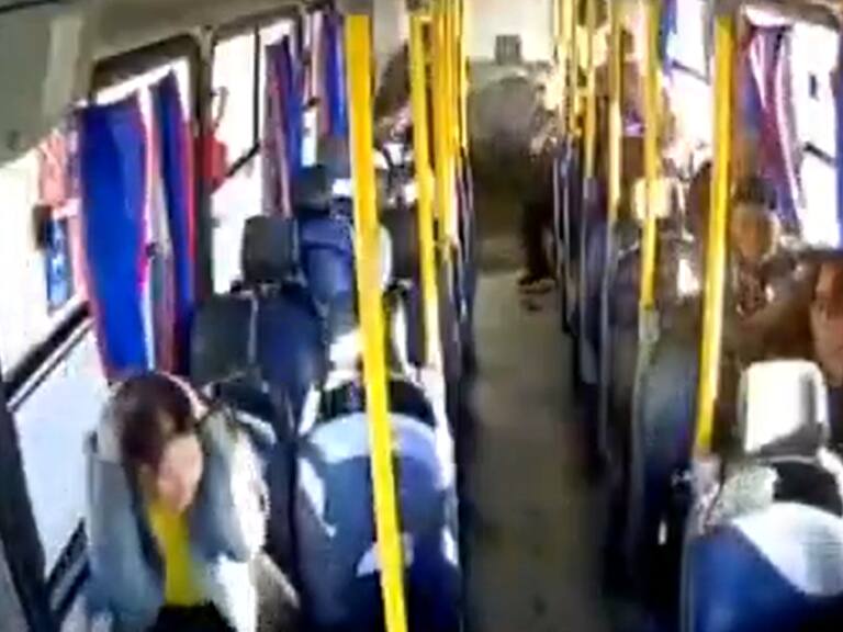 Video registró violento choque de micro en Antofagasta: los pasajeros saltaron de sus asientos