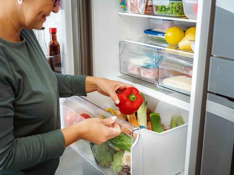 Estos son los 5 alimentos comunes que NO se deben guardar en el refrigerador, según especialista