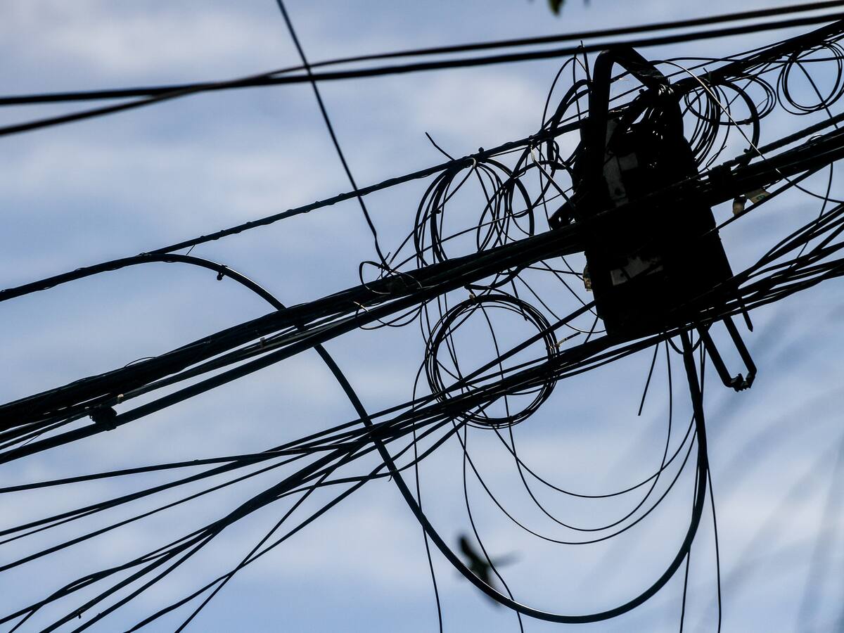 Retiro masivo de cables en postes de Chile: Gobierno detalla cuáles son las primeras comunas intervenidas